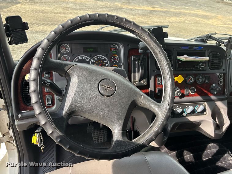 image for item YA0555 2018 Freightliner Business Class M2 106 box truck