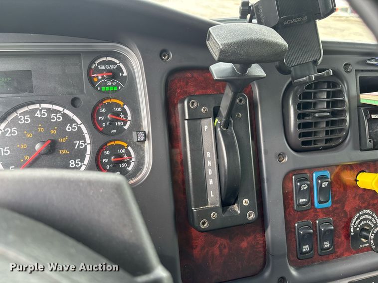 image for item YA0555 2018 Freightliner Business Class M2 106 box truck