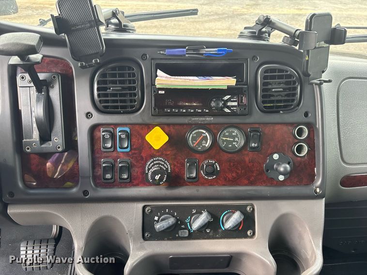 image for item YA0555 2018 Freightliner Business Class M2 106 box truck