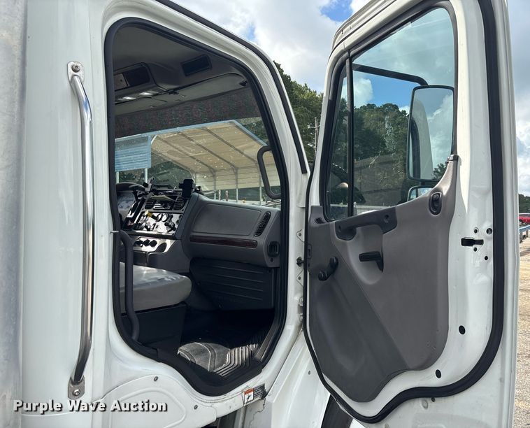 image for item YA0555 2018 Freightliner Business Class M2 106 box truck