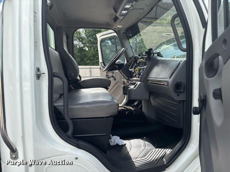 image for item YA0555 2018 Freightliner Business Class M2 106 box truck