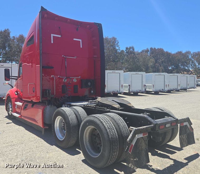 image for item YA0572 2019 Kenworth T680 semi truck