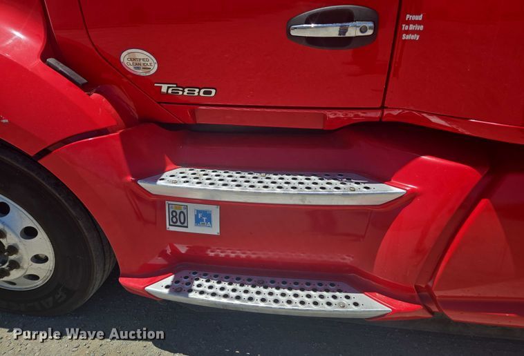 image for item YA0572 2019 Kenworth T680 semi truck