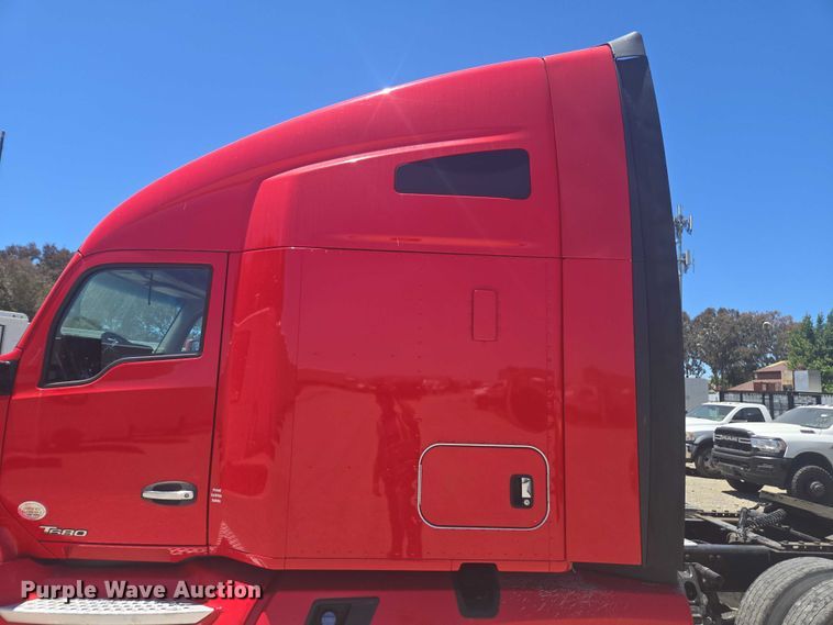 image for item YA0572 2019 Kenworth T680 semi truck