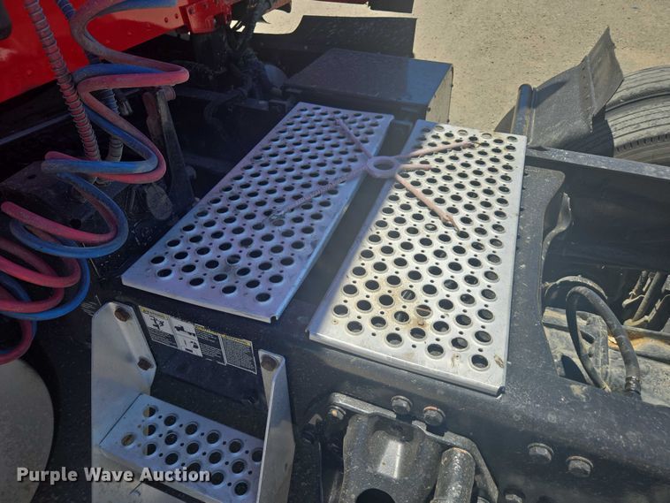 image for item YA0572 2019 Kenworth T680 semi truck