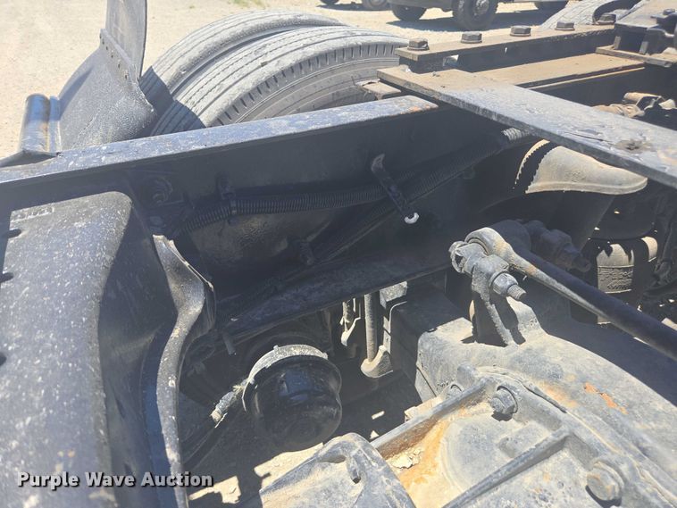 image for item YA0572 2019 Kenworth T680 semi truck