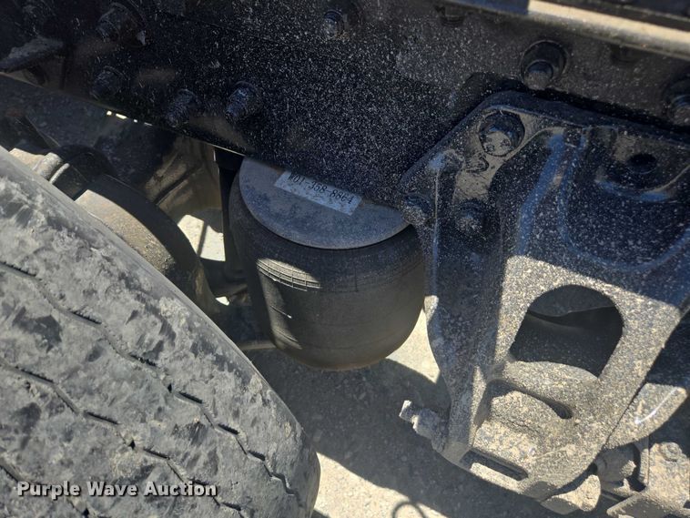 image for item YA0572 2019 Kenworth T680 semi truck