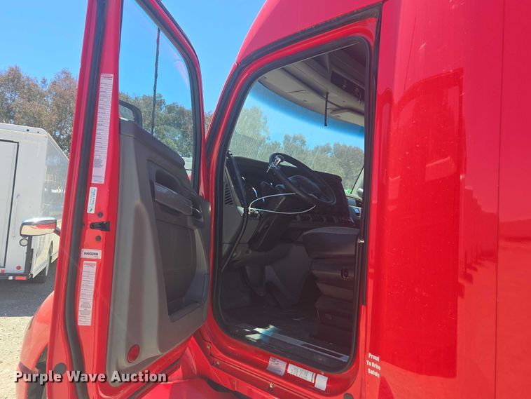 image for item YA0572 2019 Kenworth T680 semi truck