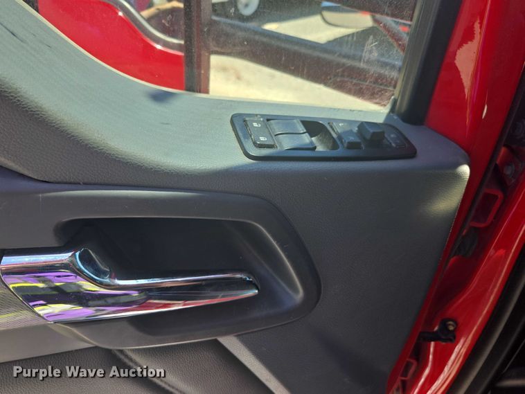 image for item YA0572 2019 Kenworth T680 semi truck