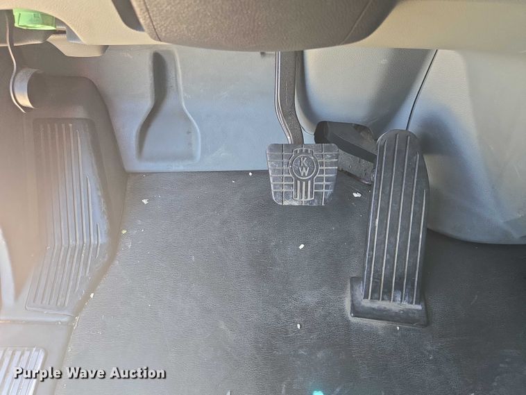 image for item YA0572 2019 Kenworth T680 semi truck