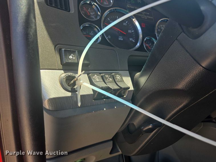 image for item YA0572 2019 Kenworth T680 semi truck