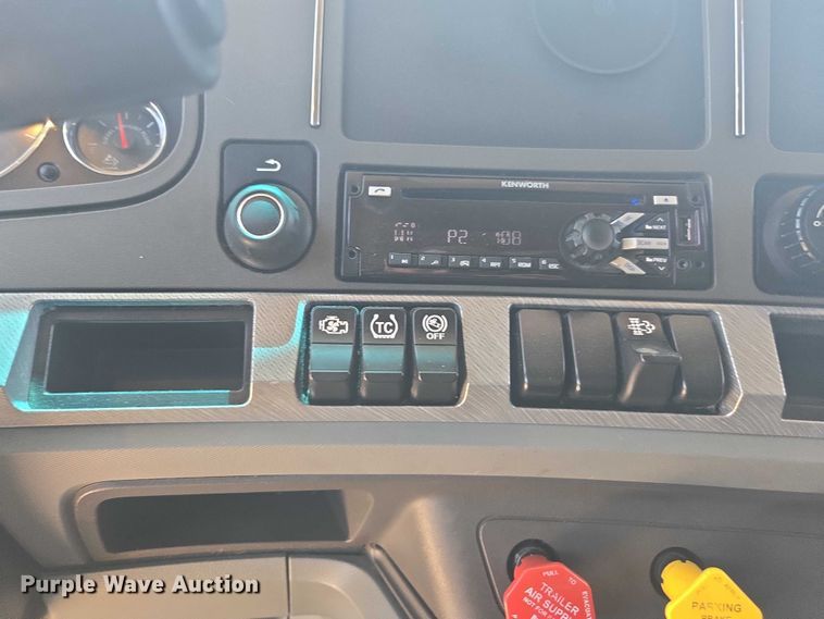 image for item YA0572 2019 Kenworth T680 semi truck