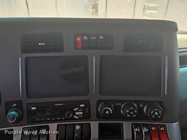 image for item YA0572 2019 Kenworth T680 semi truck