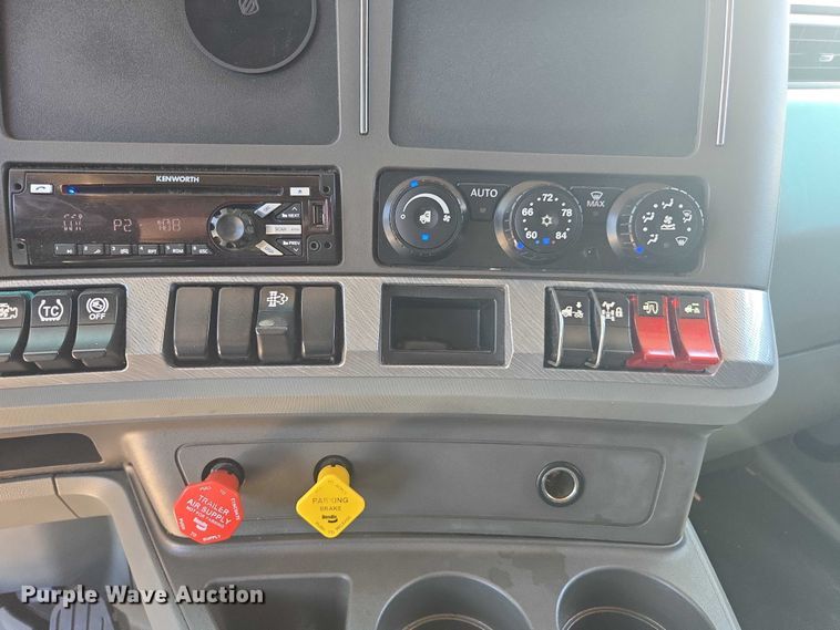 image for item YA0572 2019 Kenworth T680 semi truck