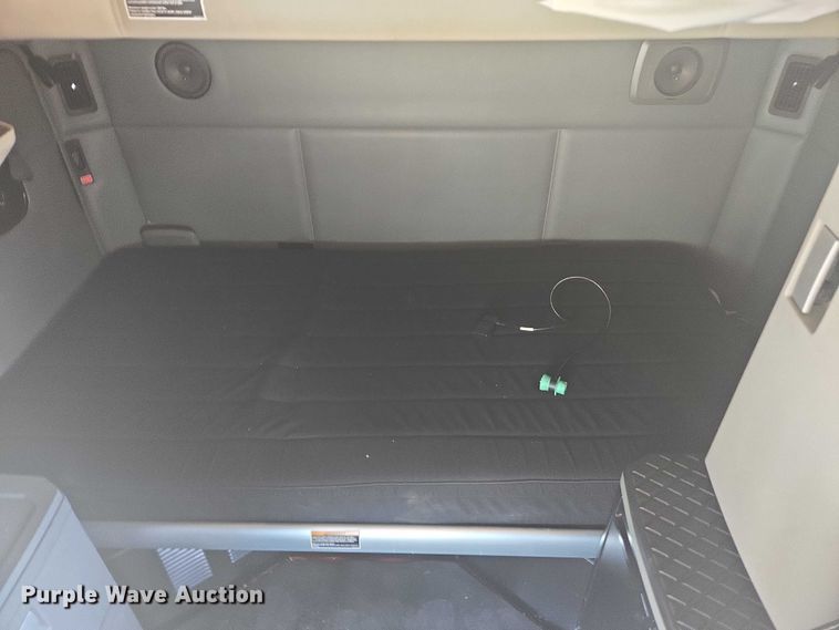 image for item YA0572 2019 Kenworth T680 semi truck