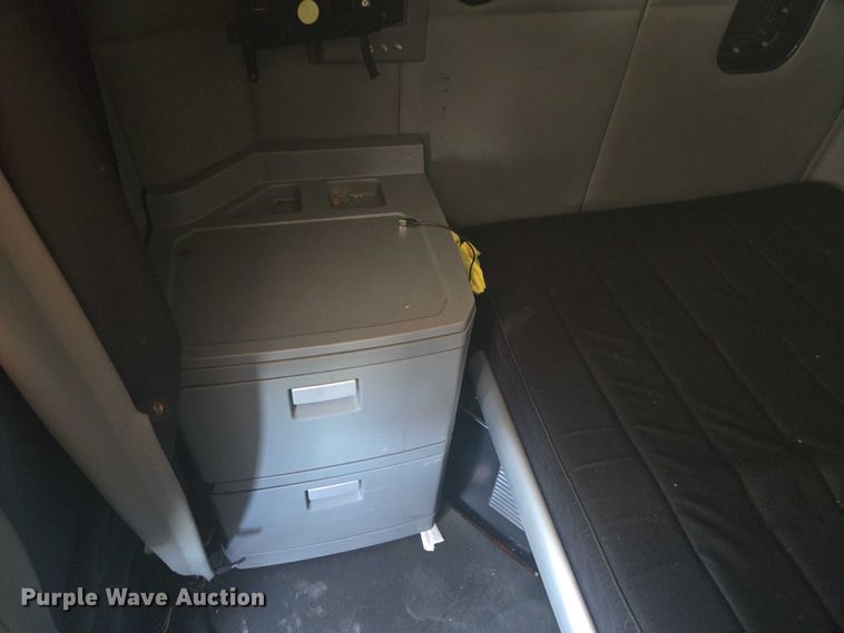 image for item YA0572 2019 Kenworth T680 semi truck