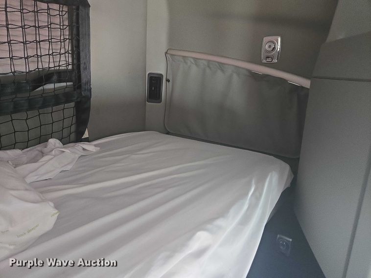 image for item YA0572 2019 Kenworth T680 semi truck