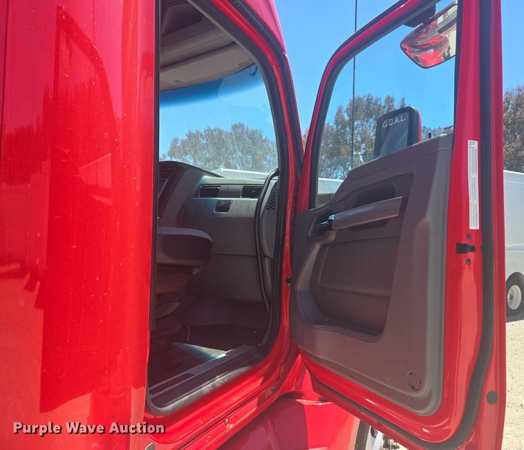 image for item YA0572 2019 Kenworth T680 semi truck