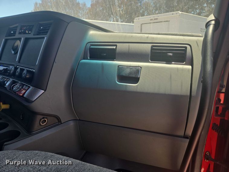 image for item YA0572 2019 Kenworth T680 semi truck