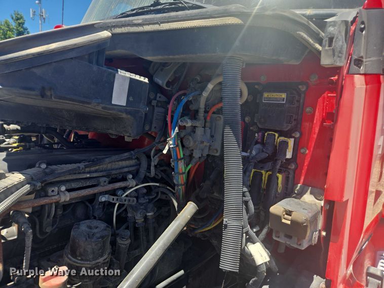 image for item YA0572 2019 Kenworth T680 semi truck