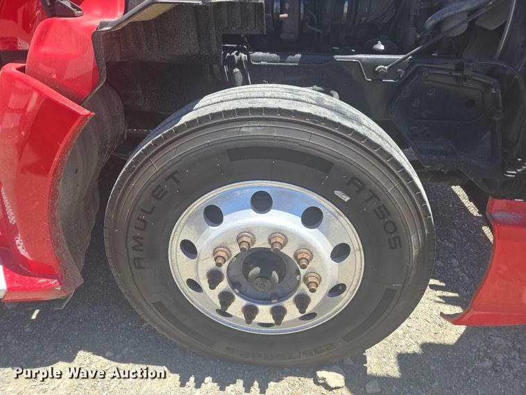 image for item YA0572 2019 Kenworth T680 semi truck