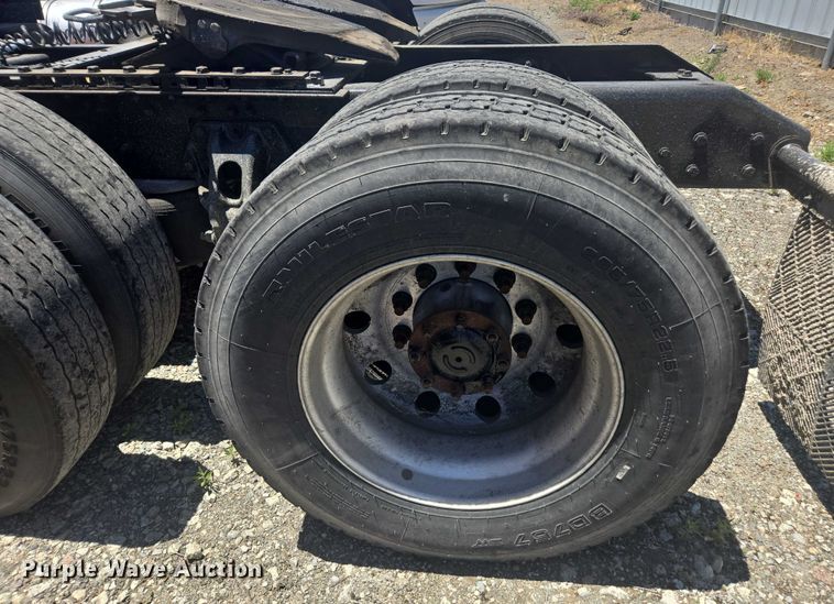 image for item YA0572 2019 Kenworth T680 semi truck