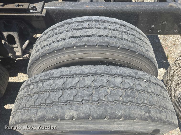 image for item YA0572 2019 Kenworth T680 semi truck