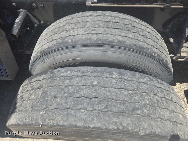 image for item YA0572 2019 Kenworth T680 semi truck