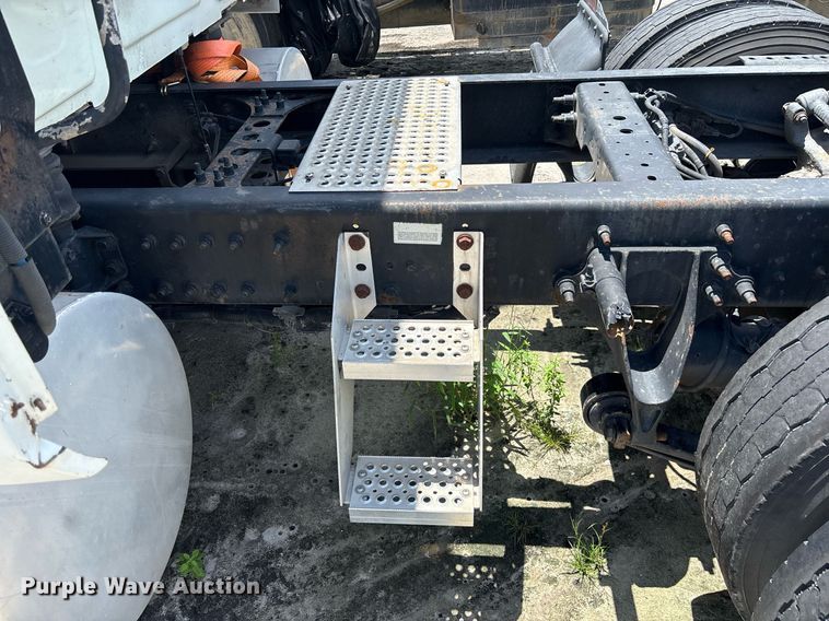 image for item YA0574 2015 International ProStar Plus 122 semi truck