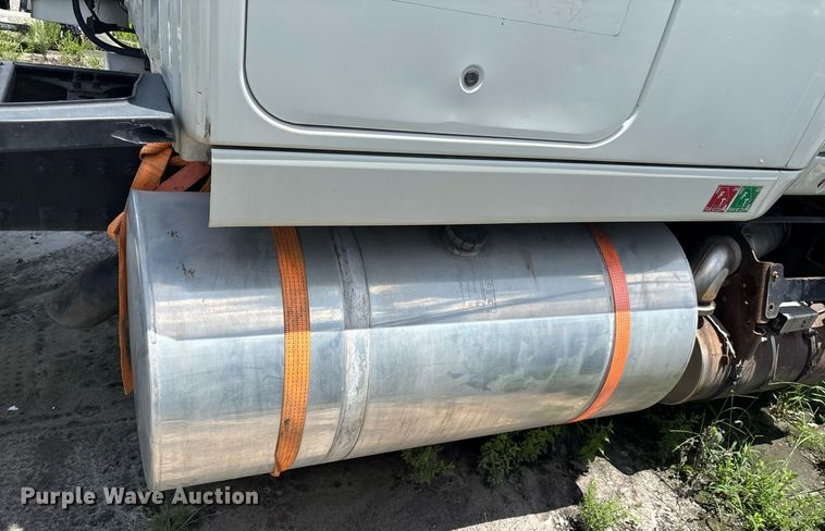 image for item YA0574 2015 International ProStar Plus 122 semi truck