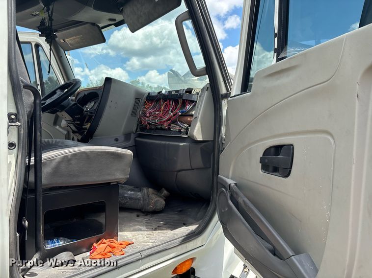 image for item YA0574 2015 International ProStar Plus 122 semi truck