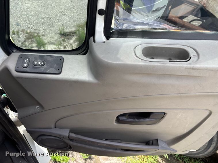 image for item YA0574 2015 International ProStar Plus 122 semi truck