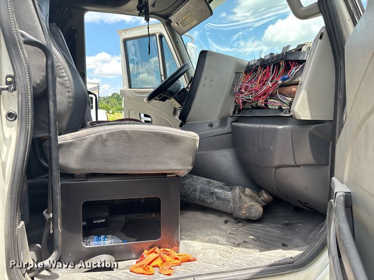 image for item YA0574 2015 International ProStar Plus 122 semi truck