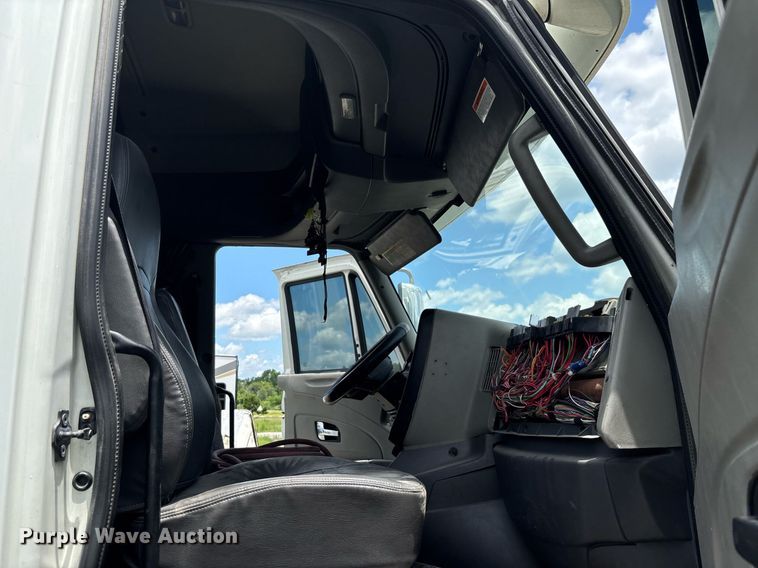 image for item YA0574 2015 International ProStar Plus 122 semi truck