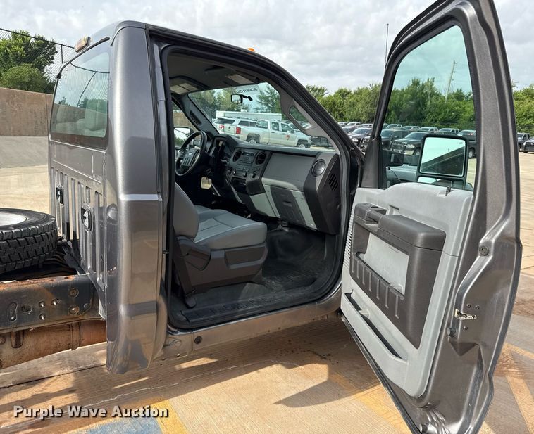 image for item DT6654 2012 Ford F550 truck cab and chassis