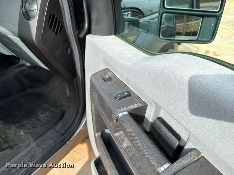 image for item DT6654 2012 Ford F550 truck cab and chassis