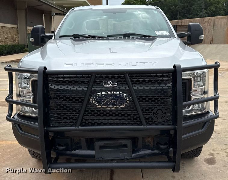 image for item DT6666 2019 Ford F350 Super Duty XL pickup truck