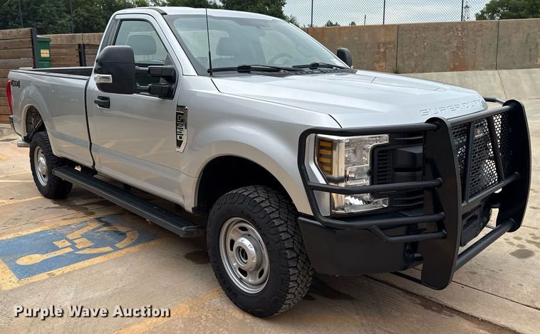 image for item DT6666 2019 Ford F350 Super Duty XL pickup truck