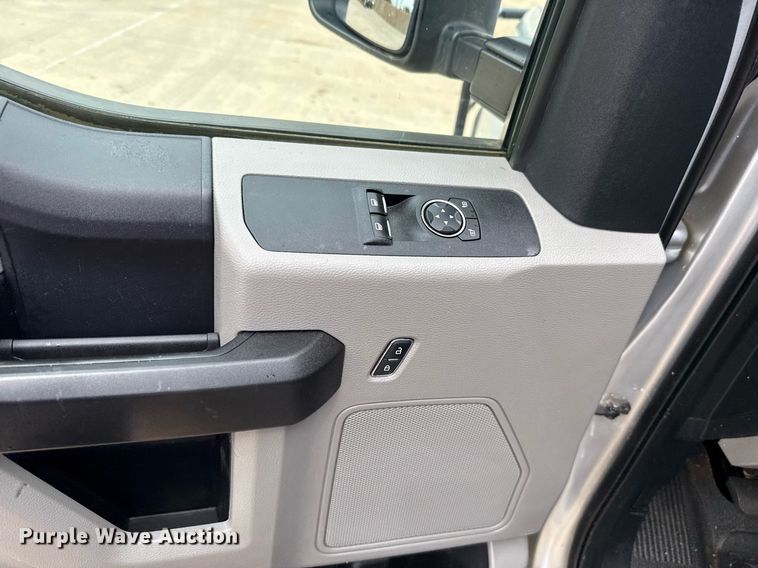 image for item DT6666 2019 Ford F350 Super Duty XL pickup truck