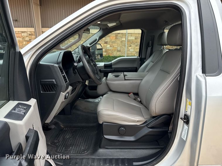 image for item DT6666 2019 Ford F350 Super Duty XL pickup truck