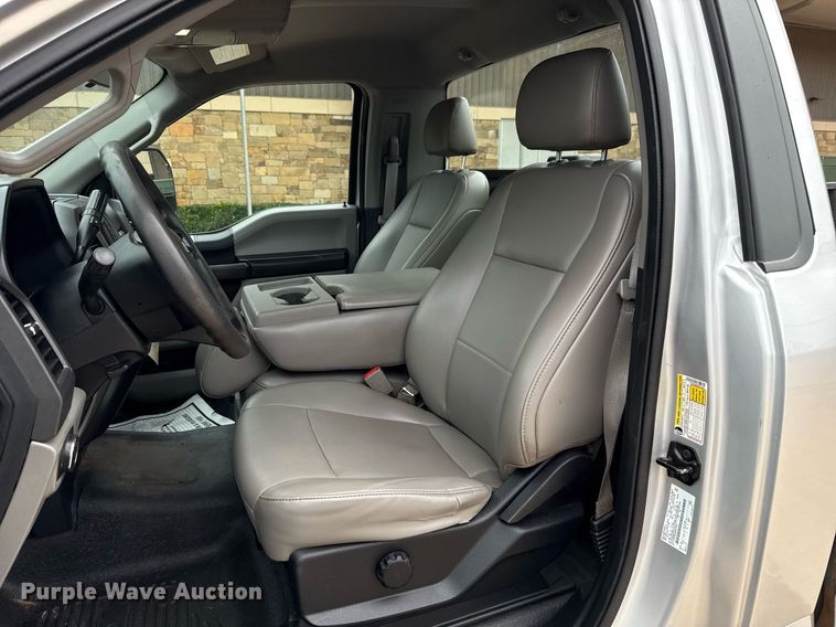 image for item DT6666 2019 Ford F350 Super Duty XL pickup truck