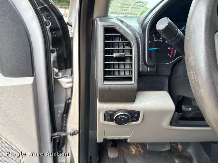 image for item DT6666 2019 Ford F350 Super Duty XL pickup truck