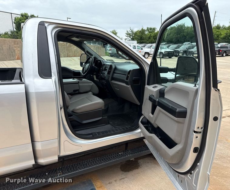 image for item DT6666 2019 Ford F350 Super Duty XL pickup truck