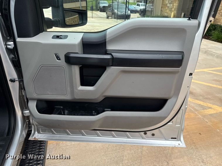 image for item DT6666 2019 Ford F350 Super Duty XL pickup truck