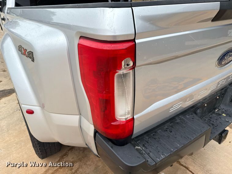 image for item DT6669 2018 Ford F350 Super Duty XL pickup truck
