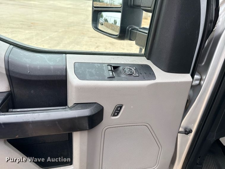 image for item DT6669 2018 Ford F350 Super Duty XL pickup truck