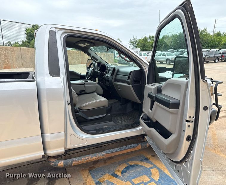 image for item DT6669 2018 Ford F350 Super Duty XL pickup truck