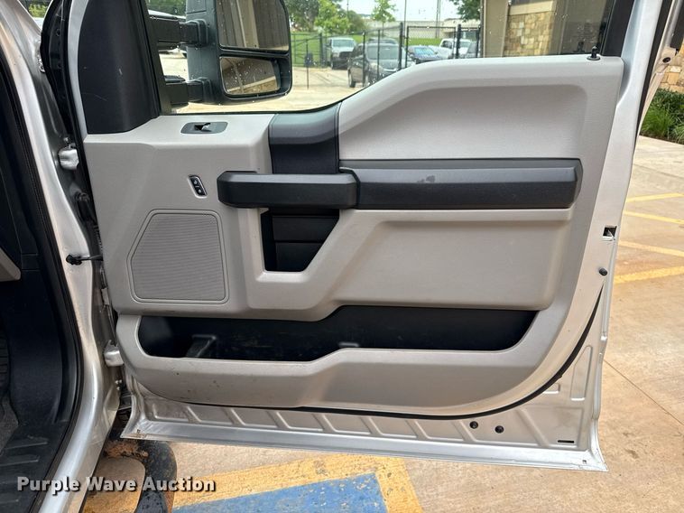 image for item DT6669 2018 Ford F350 Super Duty XL pickup truck