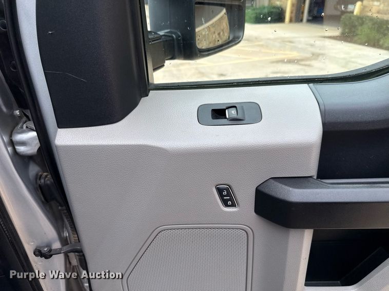 image for item DT6669 2018 Ford F350 Super Duty XL pickup truck