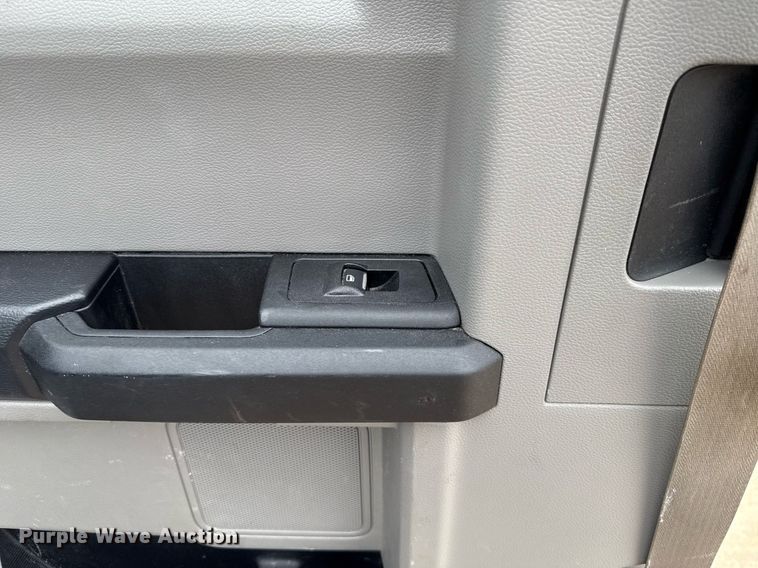 image for item DT6674 2019 Ford F250 Super Duty SuperCab pickup truck